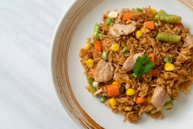 Domuz eti ve sebzeli pilav.