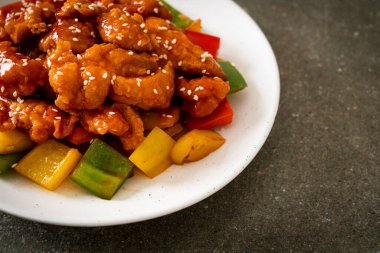 Kore usulü tatlı ve ekşi soslu kızarmış tavuk.