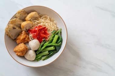 Balık köfteli erişte ve pembe soslu karides köftesi, Yen Ta Four veya Yen Ta Fo - Asya yemeği tarzı