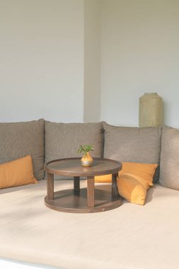 Bahçe kanepesinde rahat yastıklar.