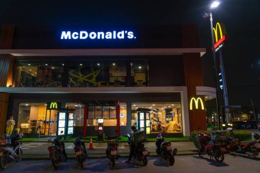 Bangkok Tayland - 8 Şubat 2022: Bangkok Tayland 'da 24 saat açık bir restoranda McDonald' s restoranı tabelası