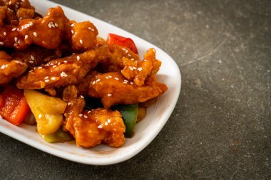 Kore usulü tatlı ve ekşi soslu kızarmış tavuk.