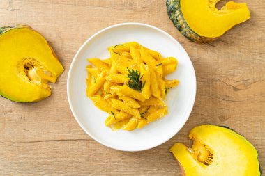 Balkabaklı, kremalı ve biberiyeli makarna.