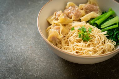 Kurutulmuş yumurtalı erişte ile domuz çorbası ya da Asya usulü domuz etli börek.