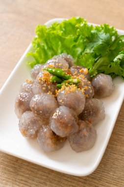 Şeffaf toplara Saku Sai Moo ya da buharda pişirilmiş Tapioca köfteleri deniyor.