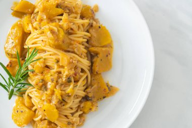 kabaklı spagetti makarna alfredo sosu - vegan ve vejetaryen yemek tarzı