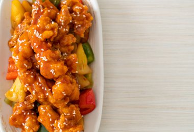 Kore usulü tatlı ve ekşi soslu kızarmış tavuk.