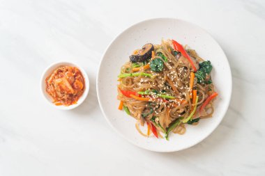 Japchae ya da karışık Kore vermicelli erişte sebzeli ve üzerine beyaz susamlı domuz eti - Kore geleneksel yemek tarzı
