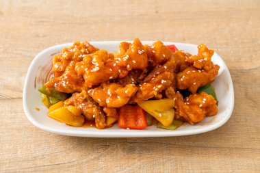 Kore usulü tatlı ve ekşi soslu kızarmış tavuk.