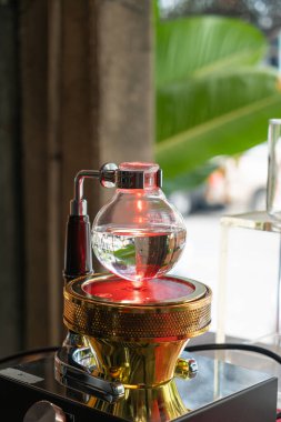 Yerel kahve dükkanındaki sinfon klasik kahve makinesi.