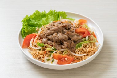 Beyaz tabakta domuz etli hazır şehriye salatası. Asya usulü.