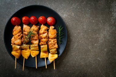 Tabakta ızgara tavuk ızgara şiş.