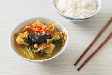 haşlanmış lahana turşusu ve acı kabak çorbası - Asya ve vegan ve vejetaryen yemek tarzı