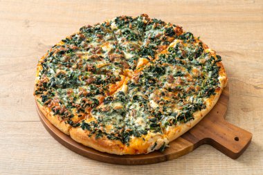 Tahta tepside ıspanaklı ve peynirli pizza. Vejetaryen ve vejetaryen yemek tarzı.