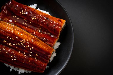 Japon yılan balığı pilav kasesi ya da Unagi don ile kızartılır.