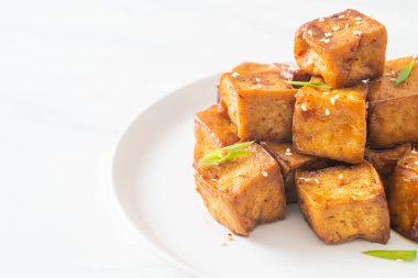 Beyaz susamlı kızarmış tofu ve teriyaki sosu. Vejetaryen ve vejetaryen yemek tarzı.