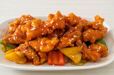 Kore usulü tatlı ve ekşi soslu kızarmış tavuk.