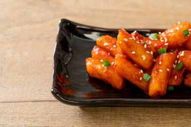 Kore usulü baharatlı pirinç keki (Tteokbokki).