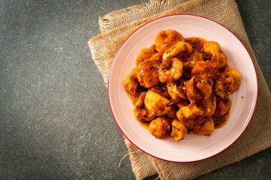 Baharatlı soslu kızarmış köfte - Tayland sokak yemeği tarzı