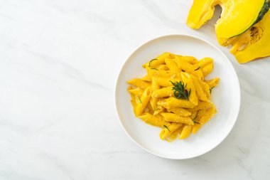 Balkabaklı, kremalı ve biberiyeli makarna.