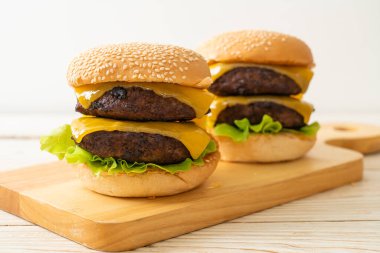 Peynirli hamburger veya sığır burger - sağlıksız yemek tarzı