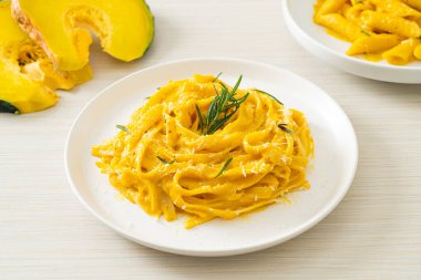 Fettuccine spagetti ve tereyağlı krema soslu makarna.