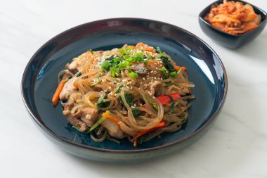 Japchae ya da karışık Kore vermicelli erişte sebzeli ve üzerine beyaz susamlı domuz eti - Kore geleneksel yemek tarzı