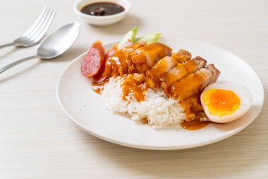 Pirinçli çıtır domuz eti ve barbekü sosu.