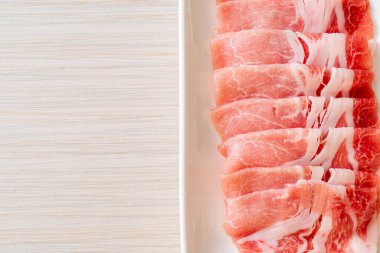 Dilimlenmiş taze domuz filetosu.