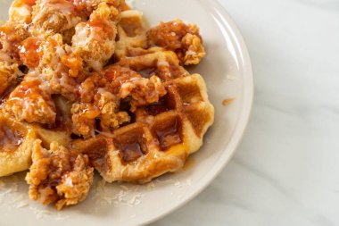 Waffle ve peynirli ev yapımı kızarmış tavuk