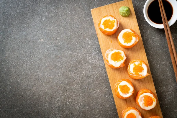 新鲜鲑鱼寿司卷与蛋黄酱和虾蛋 日本料理风格 — 图库照片