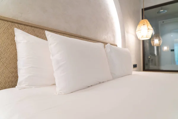 Comfortable White Pillows Decoration Bed — Fotografia de Stock