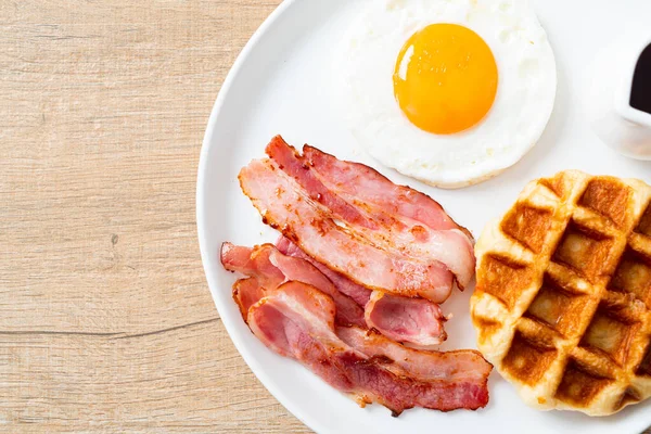 Fried Egg Bacon Waffle Breakfast — Stock Photo, Image