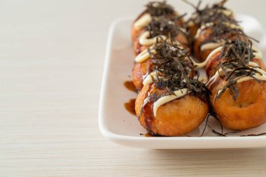 Takoyaki köftesi ya da ahtapot köftesi - Japon yemeği tarzı.