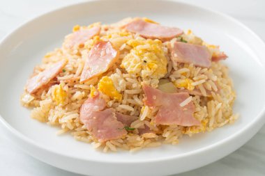 Beyaz tabakta ev yapımı jambonlu pilav.