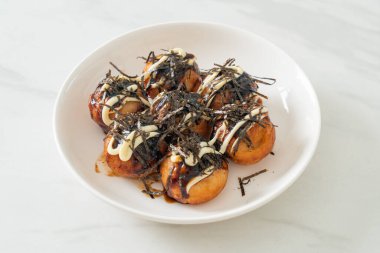 Takoyaki köftesi ya da ahtapot köftesi - Japon yemeği tarzı.