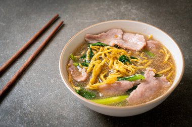 Soslu domuz etli çıtır erişte, Asya usulü.