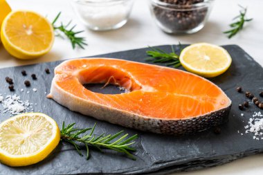 İçinde malzeme olan taze çiğ somon filetosu bifteği.