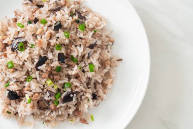 Çin zeytinli ve kıymalı pilav Asya usulü.