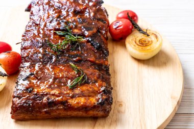 Izgara ve ızgara domuz pirzolası.