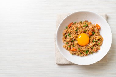 Somon balığı pilavı ve yumurta turşusu. Asya usulü.