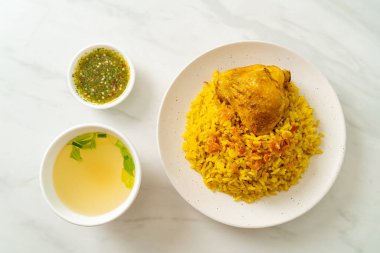 Biryani tavuğu veya körili pilav ve tavuk - Hint biryani 'sinin Tayland-Müslüman versiyonu, mis kokulu sarı pirinç ve tavuk - Müslüman yemek tarzı