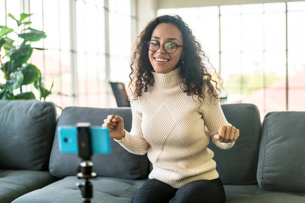 Mujer Latina Influencer Filmando Vídeo Hablando Con Cámara Para Blog — Foto de Stock