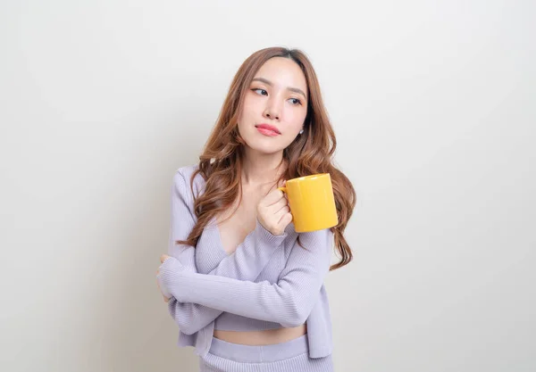 Porträt Schöne Asiatische Frau Mit Kaffeetasse Oder Becher Auf Weißem — Stockfoto