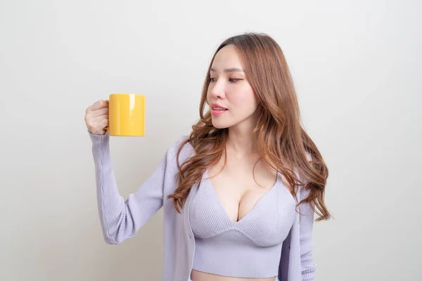 肖像画美しいアジアの女性が白い背景にコーヒーカップやマグカップを保持 — ストック写真
