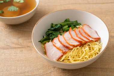 Barbekü Kırmızı Domuz Eriştesi Çorbalı - Asya usulü