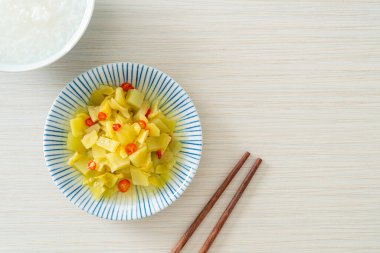 Baharatlı salata turşusu lahana ya da susam yağlı kereviz Asya yemeği tarzı.