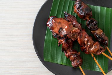 Izgara tavuk ciğeri şiş - Asya sokak yemeği tarzı