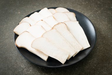 Taze Kral istiridye mantarı mı yoksa tabakta Kral trompet mantarı mı?