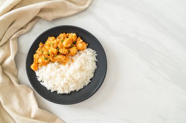 Sarımsaklı kızarmış karides ve pirinçli karides ezmesi.